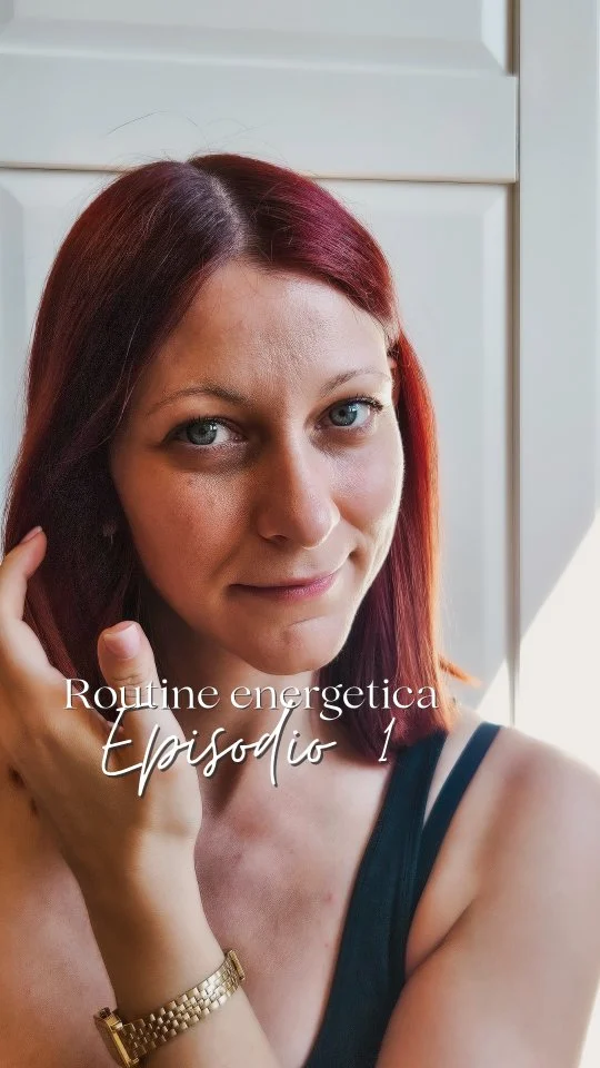 No, non è vero che sei pigra 🤫

Il punto per cui ad oggi non riesci a fare movimento con costanza è che continui a cercare di fare sport, invece di costruire per te stessa una routine energetica ✨️

E per fare questo devi partire da questi punti chiave:

1.Ci si prende cura di ciò che si ama. E se non ami il tuo corpo (partendo prima da quello che fa, per poi guardare a quello che è), come puoi agire per sostenerlo?🤍

2.Non tutte le attività vanno bene per tutti. Abbiamo ritmi, esigenze, preferenze differenti. Quindi smetti di seguire la moda, e prova a seguire te stessa🌙

3.Non sei solo materia. Anima e Mente sono essenziali per il tuo benessere tanto quanto il Corpo. Solo integrando tutti gli aspetti potrai sostenerli🔮

Costruire una routine energetica sostenibile non significa solo scegliere di agire per stare meglio, ma costruire una base solida capace di sostenere le nostre emozioni, i nostri desideri e i nostri progetti 🗺

Vuoi un consiglio su Misura per te, per iniziare questo percorso? Scrivimi in DM e raccontami la tua storia 📚 Ti leggo e rispondo sempre.

#lifecoach#routineenergetica#selflove