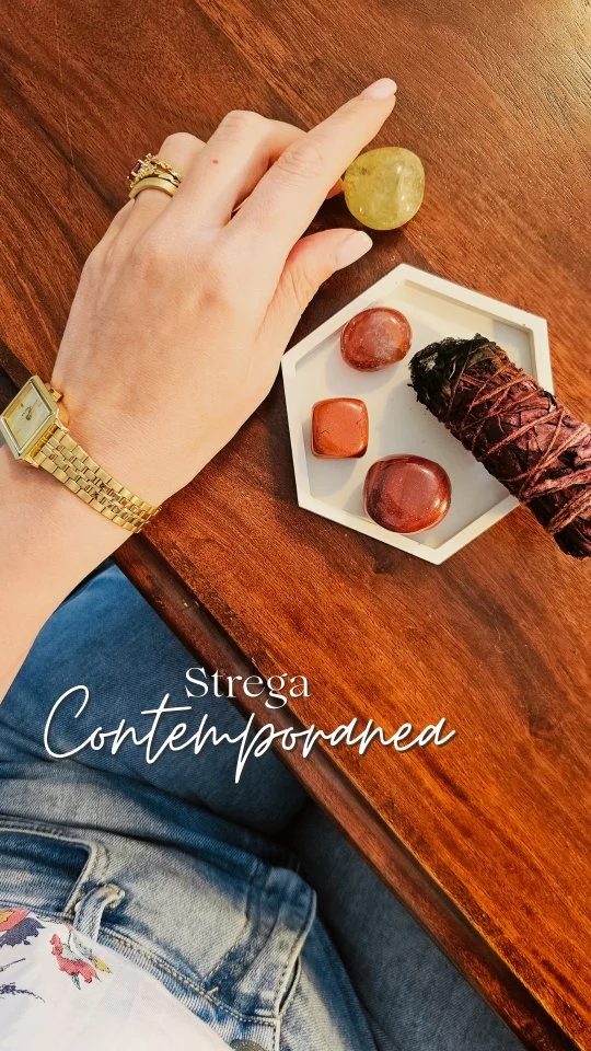 Parlo spesso di Magia, ma cosa significa viverla?✨️

Significa vivere in allineamento a se stesse, imparando ad ascoltarsi profondamente, fidandoci di chi siamo e della nostra energia, prendendocene cura e agendo per portare nel Mondo del bene 🔮

È così che si diventa Streghe Contemporanee, quando si riconosce e poi si usa il proprio Potere Personale, per generare del bene anche per gli altri 🌀

La Streghe non erano donne legate al Mondo oscuro, ma creative, curatrici e custodi di saperi, legati alla natura, ai cicli della vita, ai misteri dell'anima.

E oggi, possiamo scegliere di essere ancora tali, ognuna di noi con la sua unicità, ma con uno scopo comune: creare crescita condivisa e positiva 🤍

Ti piacerebbe saperne di più su come scoprire il tuo Potere Personale? Clicca sul link in bio e iscriviti alla mia Newsletter, presto arriverà qualcosa di speciale 🌙

#stregacontemporanea#spiritualitàcontemporanea#whitewitch#magia#poterepersonale